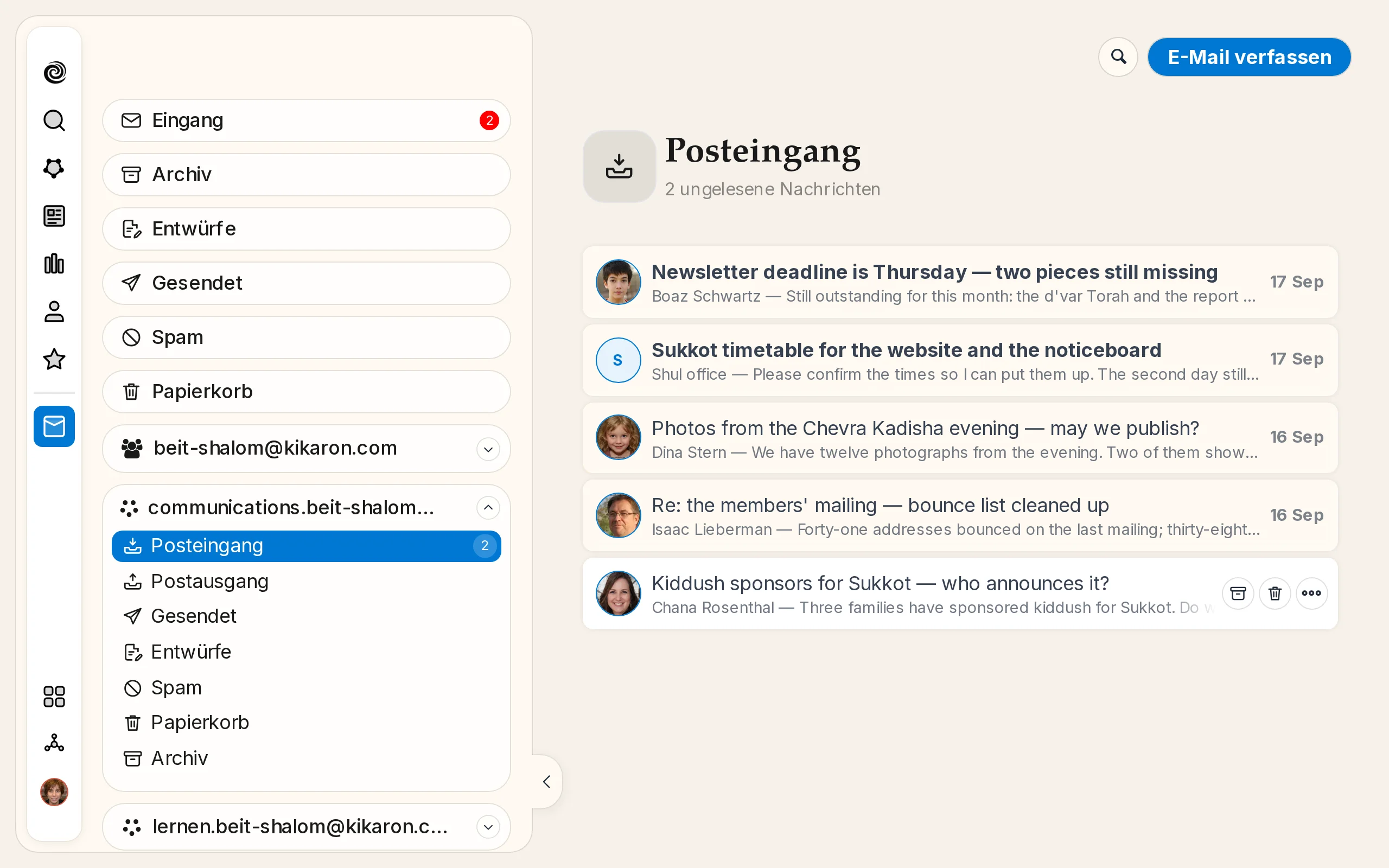 Ein Ausschuss-Postfach in der Mail-App, daneben die eigene Adresse der Kehilla und die übrigen Ausschüsse