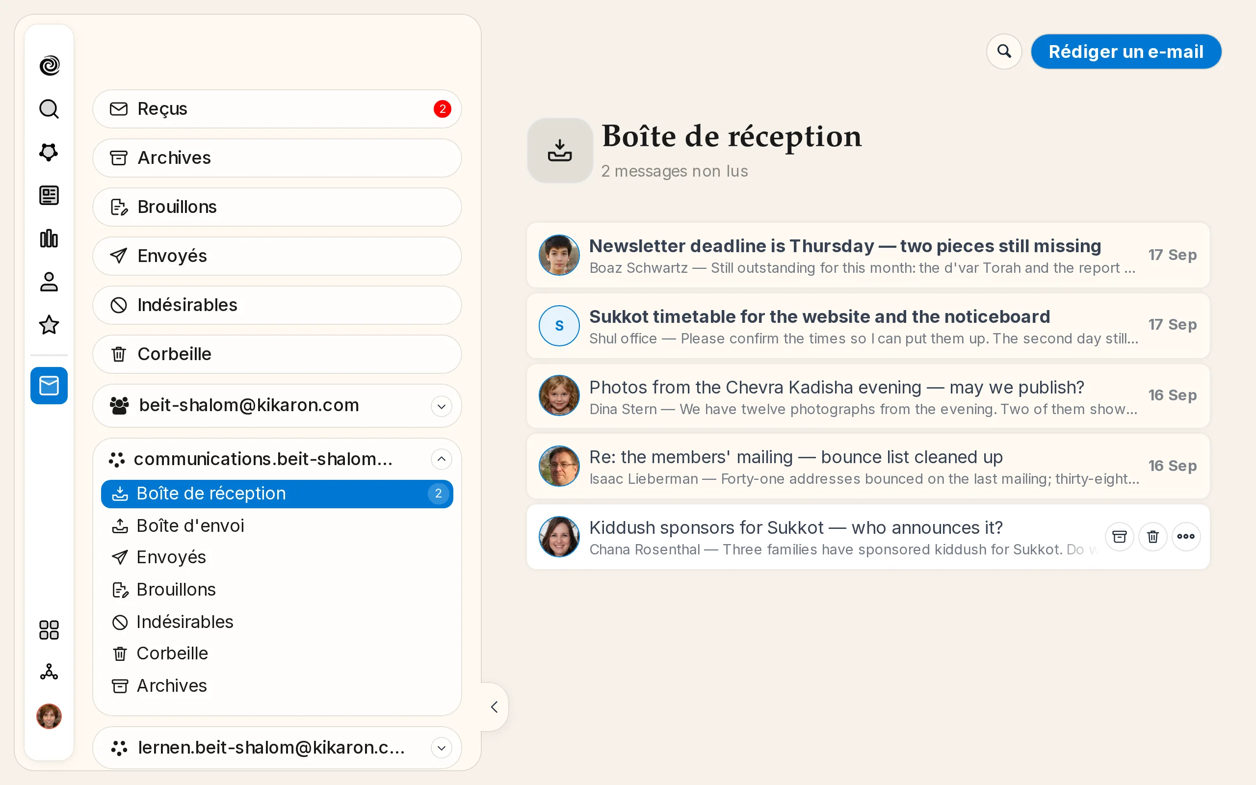 Une boîte de commission dans l'app Mail, avec l'adresse propre de la kehila et les autres commissions à côté