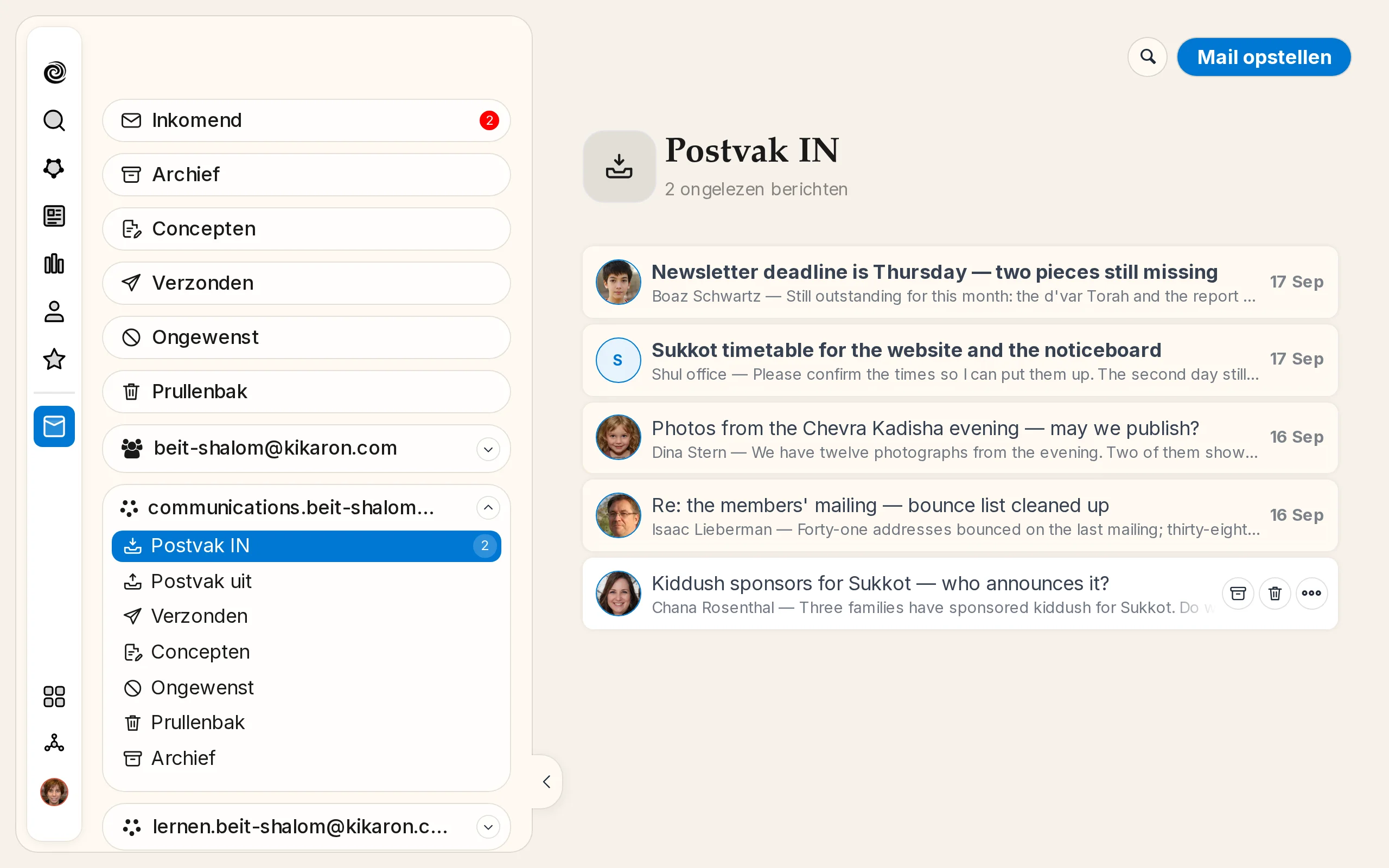 Een commissiemailbox in de Mail-app, met het eigen adres van de kehilla en de andere commissies ernaast